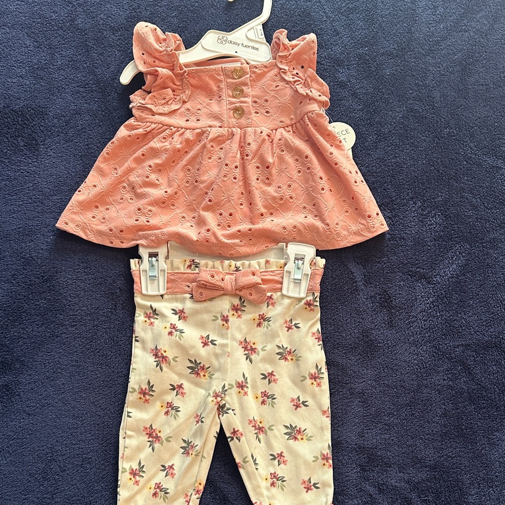 DAISY FUENTES 2 piece baby girl outfit
Size 0/3 M
Peach color